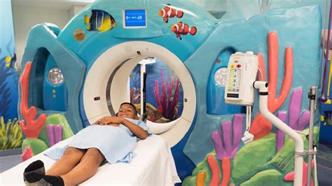 Sala di radiologia pediatrica con attrezzature moderne