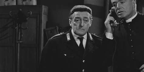 Totò e Vittorio De Sica in una scena drammatica del film 