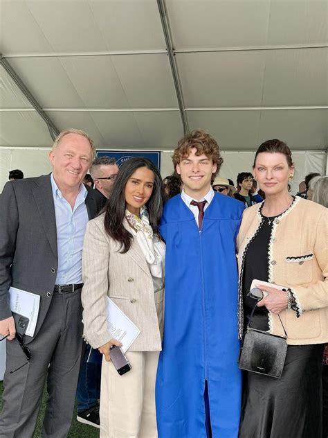 Foto di gruppo che ritrae Augustin James Evangelista Pinault insieme ai genitori Linda Evangelista, François-Henri Pinault e a Salma Hayek durante la cerimonia del diploma.