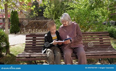 foto di una nonna che abbraccia un nipote, simbolo di amore e santità quotidiana