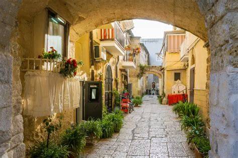 Foto tematica della città di Bari con elementi che richiamano la spiritualità o l'architettura religiosa