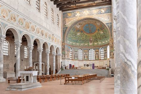 Interno della Basilica di Sant'Apollinare a Roma