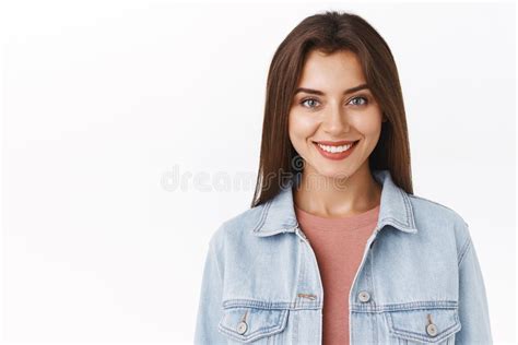 Illustrazione di una donna sorridente e determinata, con un'aura di gentilezza.
