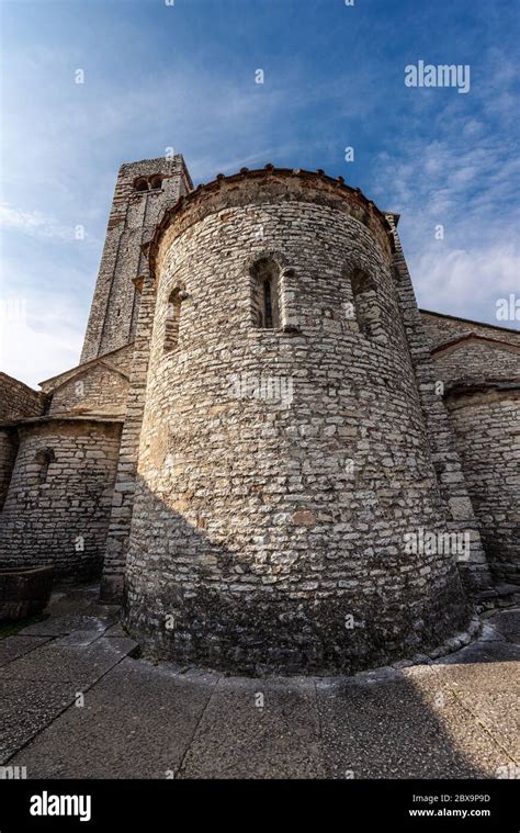 Foto della Chiesa Parrocchiale di Fossona in stile romanico modernizzato