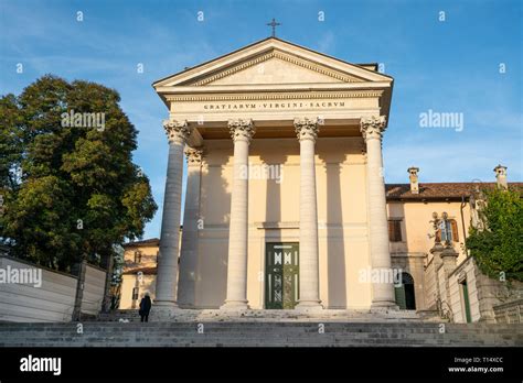 Facciata neoclassica della Chiesa del Redentore a Udine