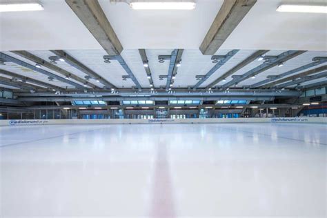 Foto di persone che praticano attività all'aperto o sulla pista di pattinaggio dell'Hotel Giubileo