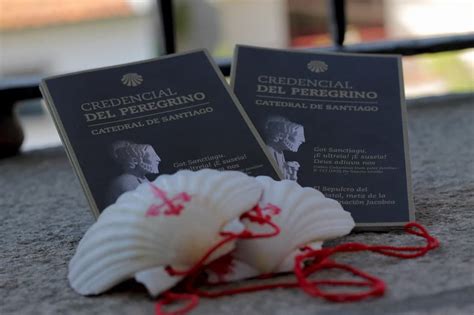 Foto della credenziale del pellegrino e della conchiglia di capasanta, simbolo del Cammino