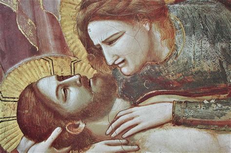 Dettaglio scultoreo dell'altorilievo di Pellegrina Doria De Franchi con particolare del volto e delle mani che stringono il libro