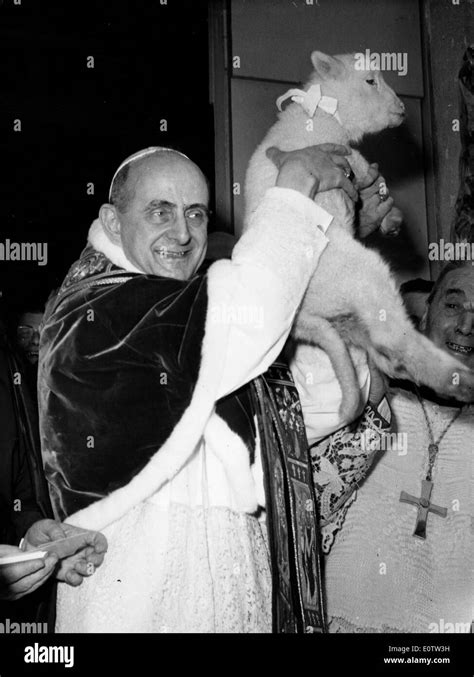 Papa Paolo VI che benedice la chiesa durante l'inaugurazione