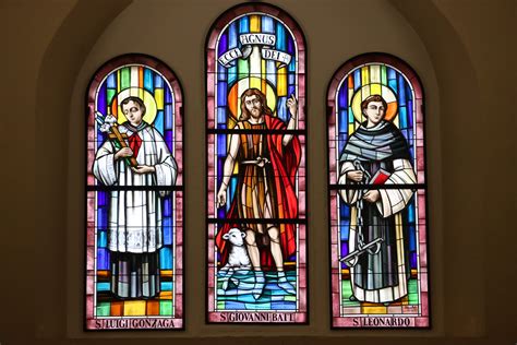 Dettaglio delle vetrate artistiche raffiguranti la vita di San Giovanni Battista