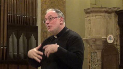 Fotografia: Don Fabio Rosini in catechesi con un folto gruppo di giovani nella Basilica di San Lorenzo fuori le mura