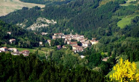 Foto panoramica del Piccolo Eremo di Tredozio, immerso nella natura appenninica