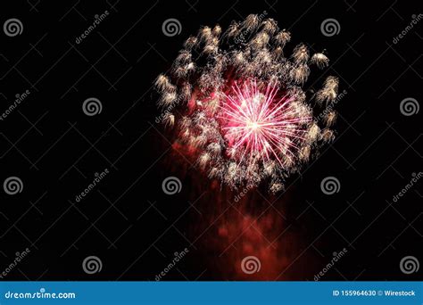 Foto di fuochi d'artificio colorati che esplodono nel cielo notturno