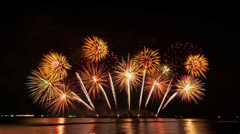 Schema di un'installazione di fuochi d'artificio galleggianti sull'acqua