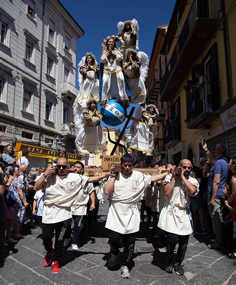 Foto della processione storica dei Misteri di Campobasso con costumi tradizionali