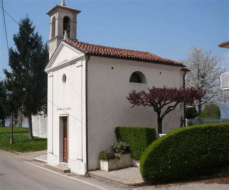 Veduta panoramica della borgata di Marceddì con la chiesetta della Madonna di Bonaria e lo specchio d'acqua lagunare