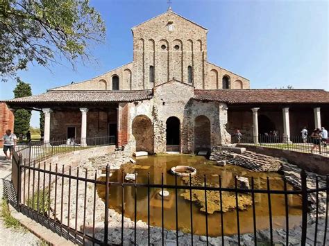 Veduta panoramica dell'isola di Torcello con la Cattedrale di Santa Maria Assunta e il campanile