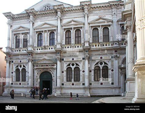 Facciata esterna della Scuola Grande di San Rocco a Venezia, con dettagli architettonici