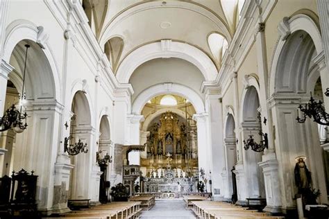 Interno maestoso della Reale Pontificia Basilica di San Giacomo degli Spagnoli a Napoli, mostrando l'altare maggiore