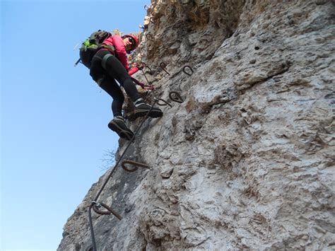 Sezione attrezzata della ferrata con cavo e pioli