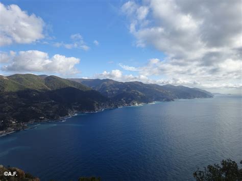 Ruderi dell'eremo di Sant'Antonio del Mesco con vista sulle Cinque Terre