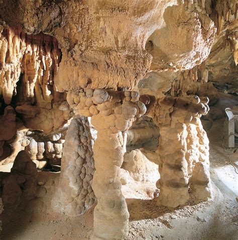 Interno della Grotta di Santa Lucia Superiore con reperti archeologici
