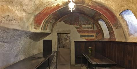 Interno del Refettorio dell'Eremo delle Carceri con affreschi
