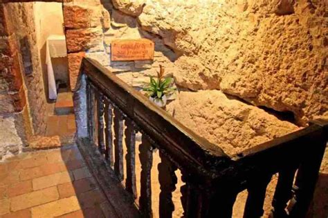 La Grotta di San Francesco con il giaciglio in pietra