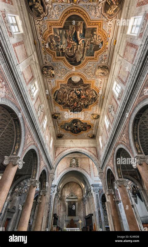 Interno della Chiesa di Santa Maria Assunta con stucchi settecenteschi