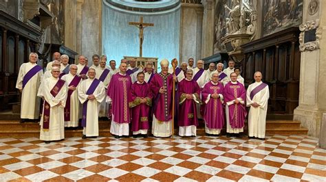 gruppo di diaconi in riunione o in preghiera