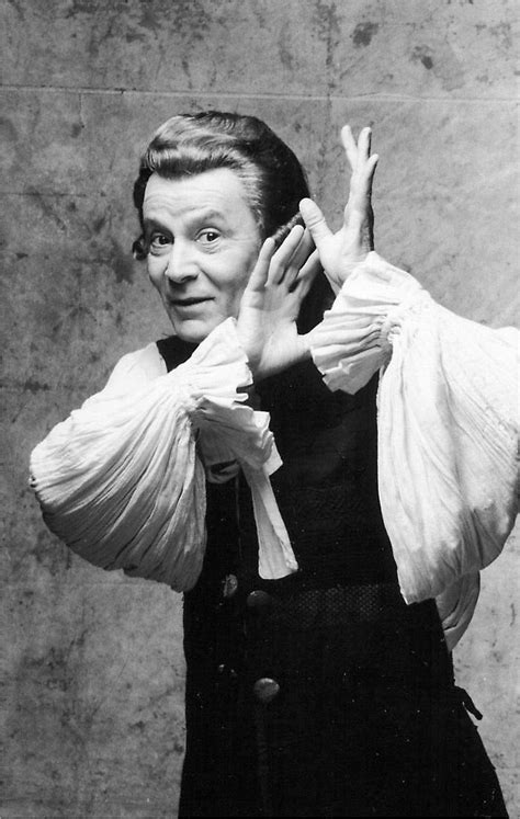 Foto di Paolo Poli in un suo celebre costume di scena, possibilmente in abiti femminili o con un'espressione ironica e istrionica
