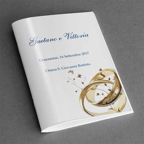Libretto del matrimonio aperto sull'altare con fiori e fedi