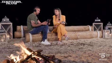 Foto della coppia Nunzia e Arcangelo durante il falò di confronto a Temptation Island
