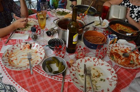 fotografia che mostra un contrasto tra tavola imbandita di Carnevale e una più sobria quaresimale