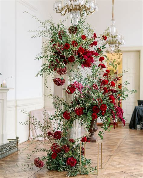 Composizione floreale semplice ed elegante in un contesto liturgico.