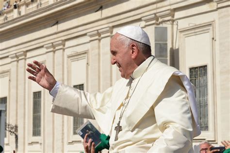 Il Papa Francesco parla ai fedeli durante un'udienza generale, enfatizzando l'importanza della liturgia