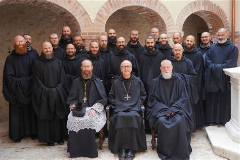 Illustrazione storica di monaci in preghiera e lavoro secondo la Regola di San Benedetto