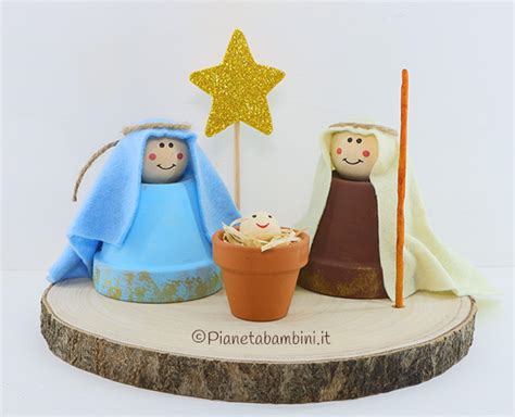 Illustrazione di bambini che preparano un presepe con gioia