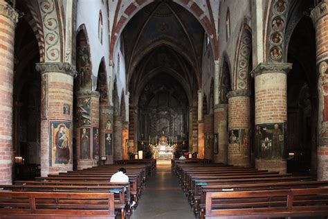 Interno della Chiesa di San Francesco, con particolare attenzione alle navate e alle cappelle laterali