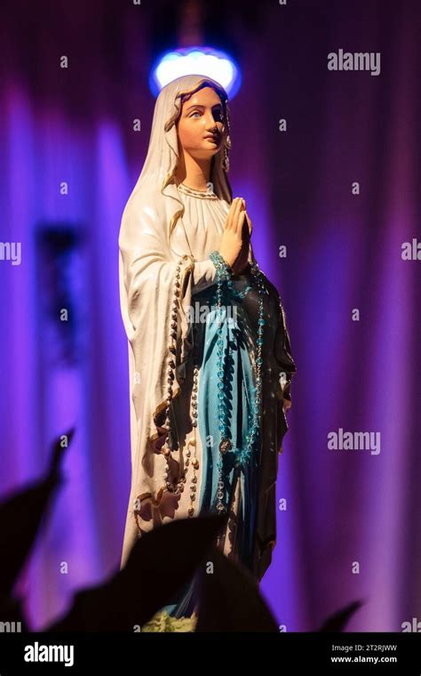Statua della Vergine Maria con il Rosario