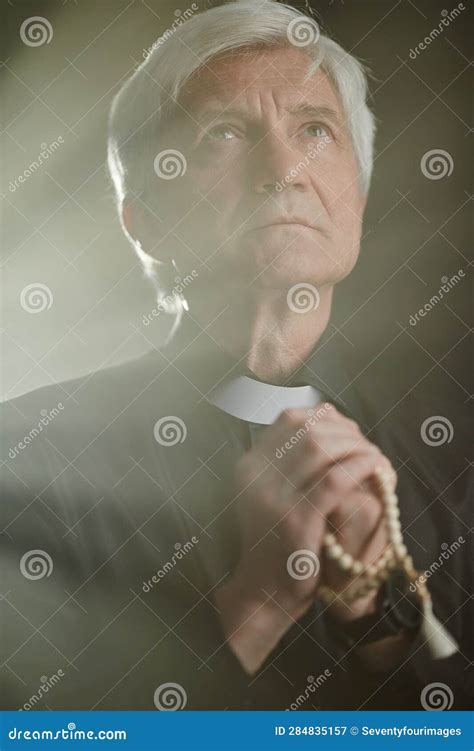 Ritratto di un anziano sacerdote sorridente