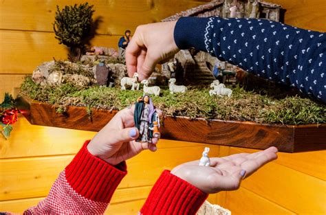 Foto di bambini che realizzano un presepe fai da te