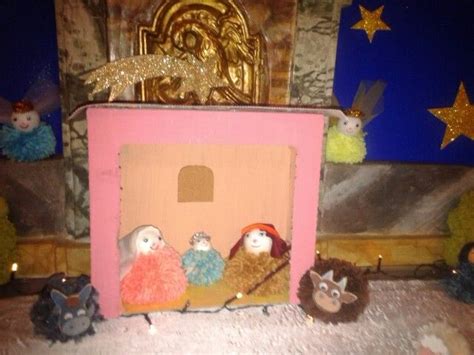 Presepe realizzato con stecchette di legno e lana
