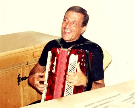 Ritratto fotografico di Don Tonino Bello con un sorriso