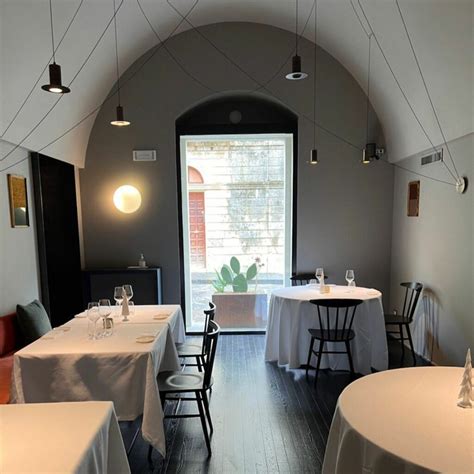 Foto degli interni eleganti e accoglienti del Ristorante Crocifisso, con dettagli d'arredo moderni.