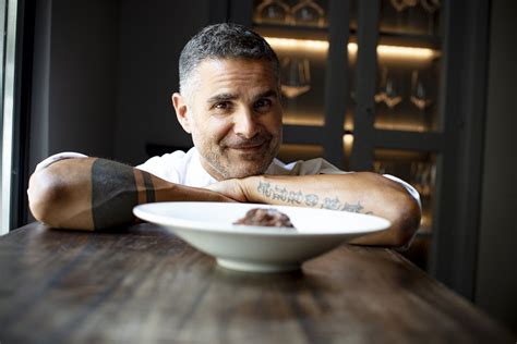 Ritratto dello Chef Marco Baglieri in cucina, intento a preparare un piatto.