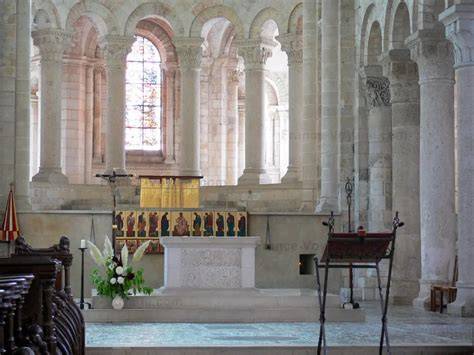 Interno romanico della chiesa abbaziale di Saint Benoit sur Loire con il suo coro