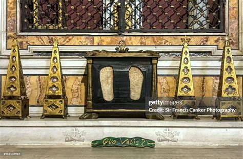 Fotografia delle presunte impronte dei piedi di Cristo nella chiesa del Domine Quo Vadis