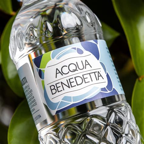 Fotografia tematica che mostra oggetti benedetti comuni come il rosario, l'acqua benedetta e piccole icone disposte in un ambiente domestico