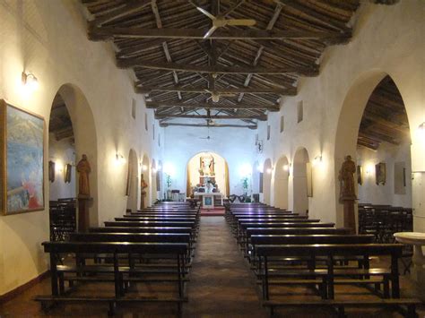 Foto panoramica della Chiesa di Santa Maria Navarrese con il mare sullo sfondo